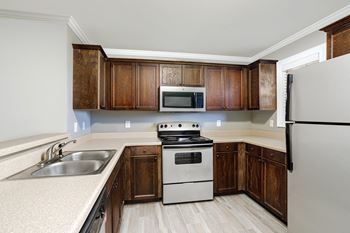 Stainless steel kitchen appliances at deerfield apartments in florence, al